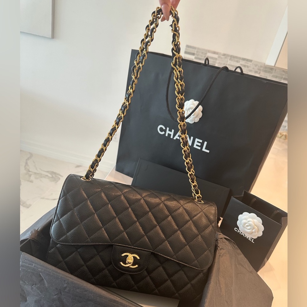 CHANEL Black Quilted Shoulder Bag with Gold Chain - Picture 2 of 6
